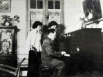 Võ Nguyên Giáp - vị đại tướng say mê học đàn và chơi đàn piano.